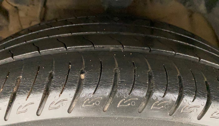2021 Mahindra XUV300 W8 (O) 1.2 PETROL AMT, Petrol, Automatic, 21,082 km, Left Front Tyre Tread
