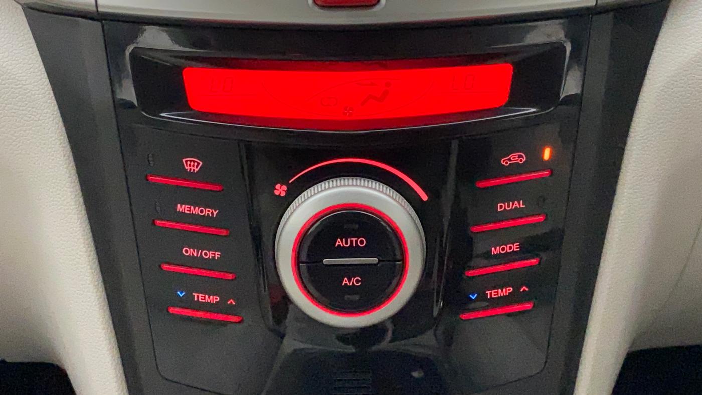 2021 Mahindra XUV300 W8 (O) 1.2 PETROL AMT, Petrol, Automatic, 21,082 km, Automatic Climate Control