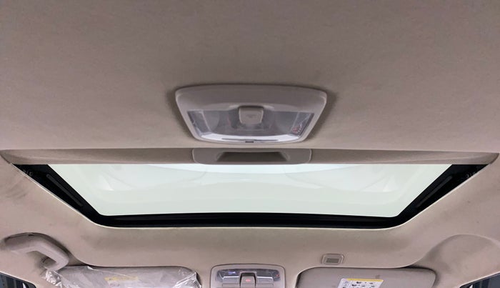 2021 Mahindra XUV300 W8 (O) 1.2 PETROL AMT, Petrol, Automatic, 21,082 km, Moonroof/ Sunroof