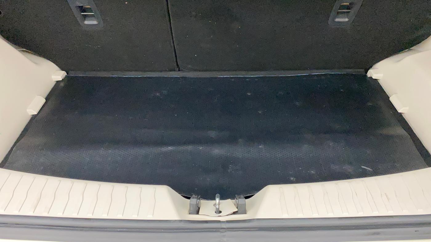 2021 Mahindra XUV300 W8 (O) 1.2 PETROL AMT, Petrol, Automatic, 21,082 km, Boot Inside