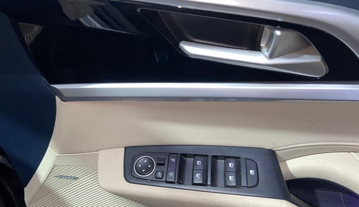 2022 KIA CARENS LUXURY PLUS 1.5 DIESEL AT 6 STR, Diesel, Automatic, 1,05,405 km, Driver Side Door Panels Control