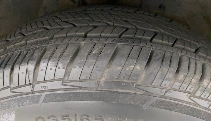 2015 Mahindra XUV500 W10, Diesel, Manual, 1,04,003 km, Right Front Tyre Tread