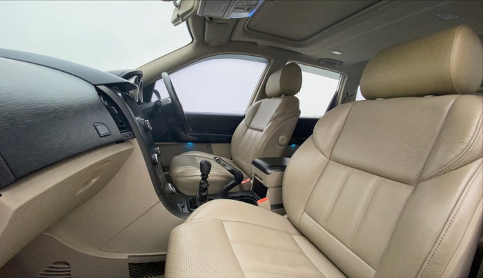 2015 Mahindra XUV500 W10, Diesel, Manual, 1,04,003 km, Right Side Front Door Cabin