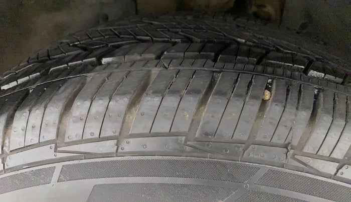 2015 Mahindra XUV500 W10, Diesel, Manual, 1,04,003 km, Left Front Tyre Tread