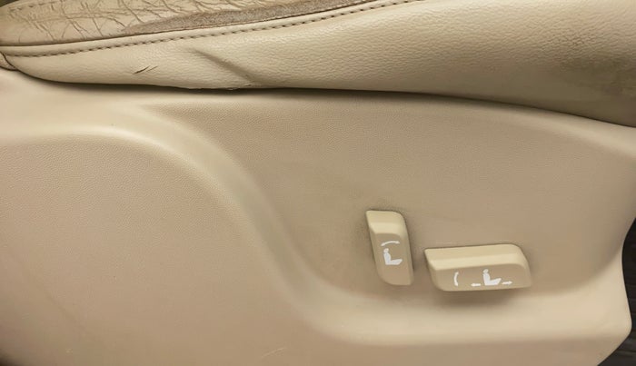 2015 Mahindra XUV500 W10, Diesel, Manual, 1,04,003 km, Driver Side Adjustment Panel