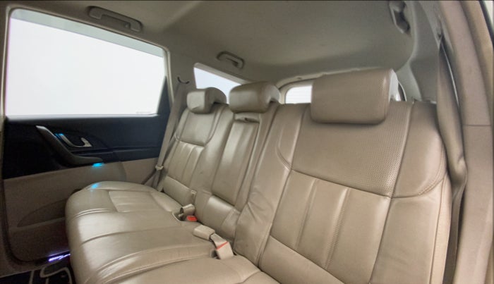 2015 Mahindra XUV500 W10, Diesel, Manual, 1,04,003 km, Right Side Rear Door Cabin