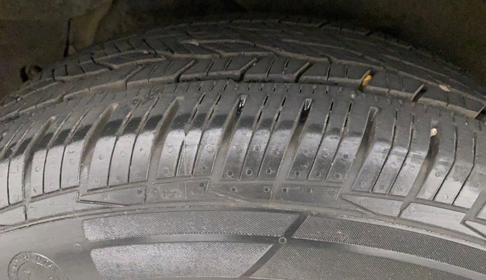 2015 Mahindra XUV500 W10, Diesel, Manual, 1,04,003 km, Right Rear Tyre Tread