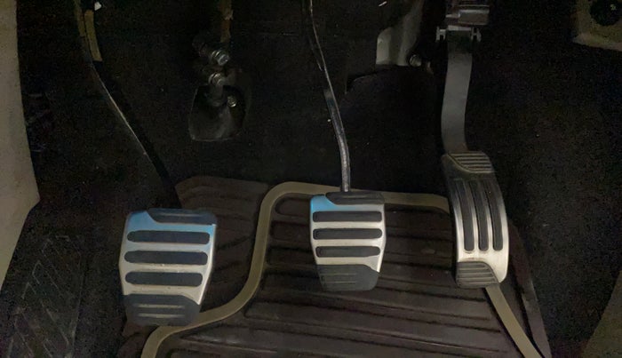 2015 Mahindra XUV500 W10, Diesel, Manual, 1,04,003 km, Pedals