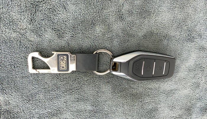 2015 Mahindra XUV500 W10, Diesel, Manual, 1,04,003 km, Key Close Up