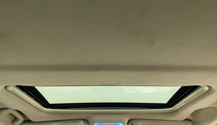 2015 Mahindra XUV500 W10, Diesel, Manual, 1,04,003 km, Moonroof/ Sunroof