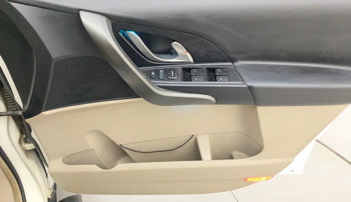 2015 Mahindra XUV500 W10, Diesel, Manual, 1,04,003 km, Driver Side Door Panels Control