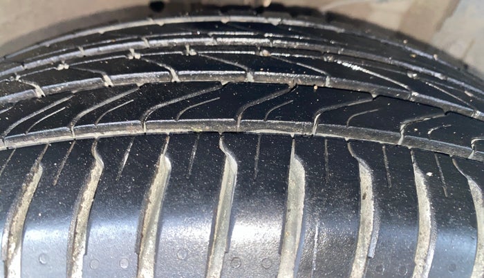 2016 Maruti Ertiga VDI SHVS, Diesel, Manual, 1,07,444 km, Right Front Tyre Tread