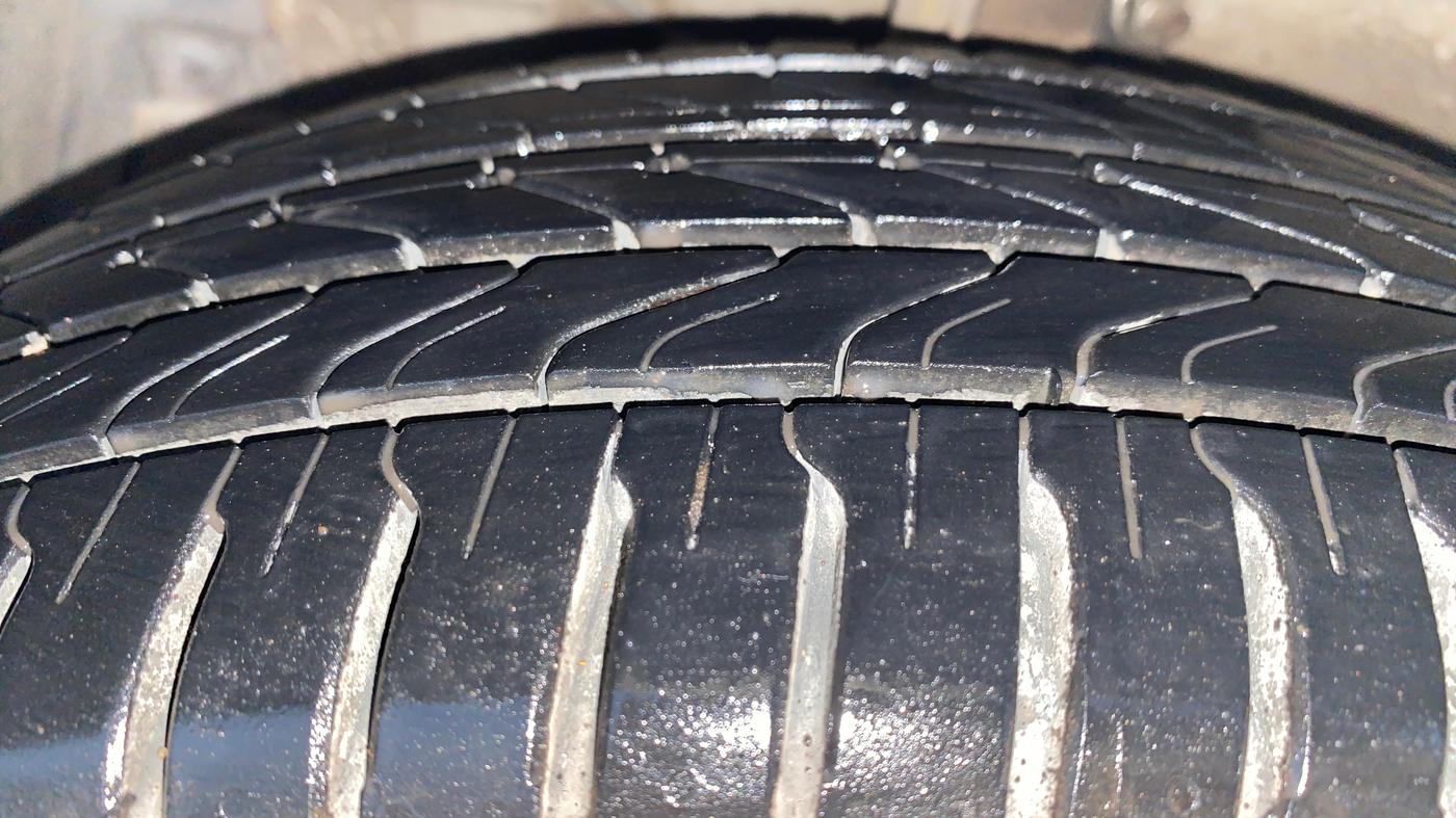 2016 Maruti Ertiga VDI SHVS, Diesel, Manual, 1,07,444 km, Left Front Tyre Tread