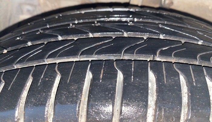 2016 Maruti Ertiga VDI SHVS, Diesel, Manual, 1,07,444 km, Left Front Tyre Tread