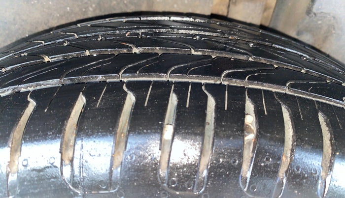 2016 Maruti Ertiga VDI SHVS, Diesel, Manual, 1,07,444 km, Left Rear Tyre Tread