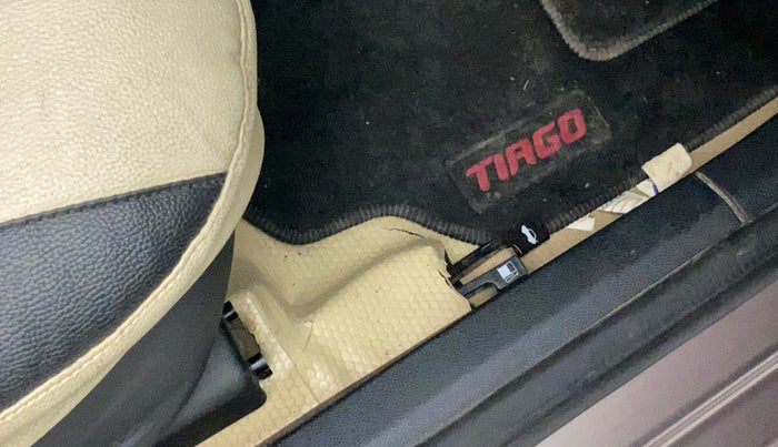 2017 Tata Tiago XZ PETROL, Petrol, Manual, 42,576 km, Flooring - Carpet is minor damage