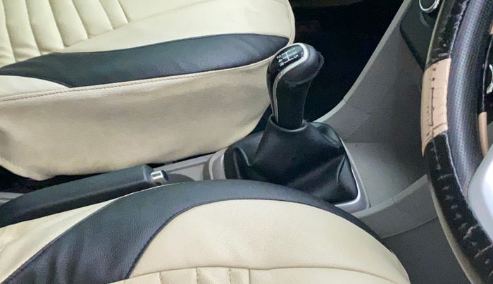2017 Tata Tiago XZ PETROL, Petrol, Manual, 42,576 km, Gear lever - Knob cover torn