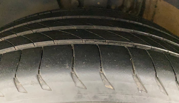 2020 Volkswagen Vento HIGHLINE 1.0L TSI AT, Petrol, Automatic, 36,633 km, Left Front Tyre Tread