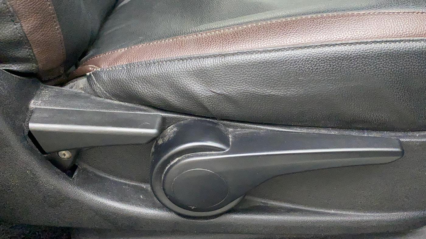 2017 Tata NEXON XZ PLUS PETROL, Petrol, Manual, 27,584 km, Driver Side Adjustment Panel