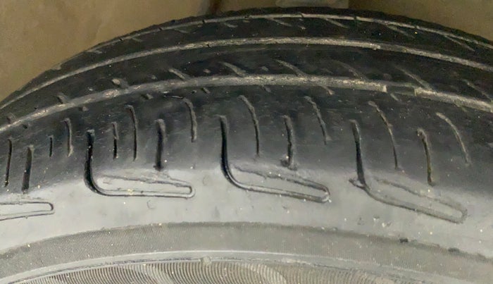 2016 Maruti Alto 800 LXI, Petrol, Manual, 67,999 km, Right Front Tyre Tread
