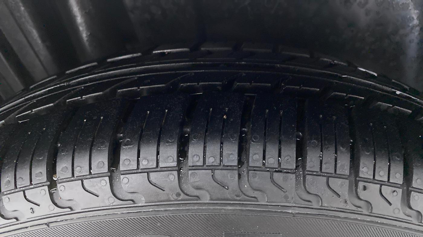 2017 Maruti Swift VXI D, CNG, Manual, 92,243 km, Right Rear Tyre Tread