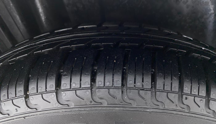 2017 Maruti Swift VXI D, CNG, Manual, 92,243 km, Right Rear Tyre Tread