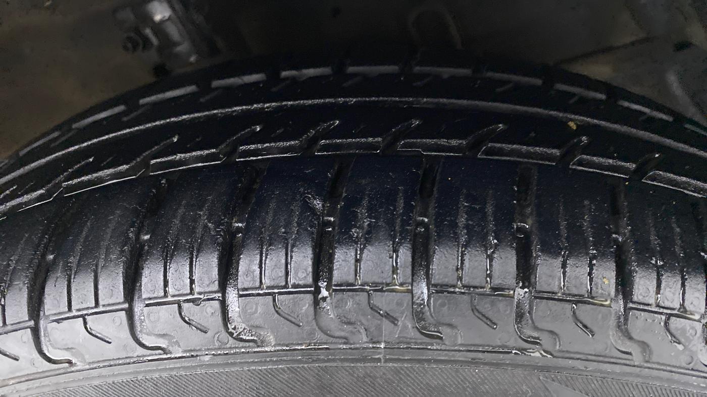 2017 Maruti Swift VXI D, CNG, Manual, 92,243 km, Right Front Tyre Tread