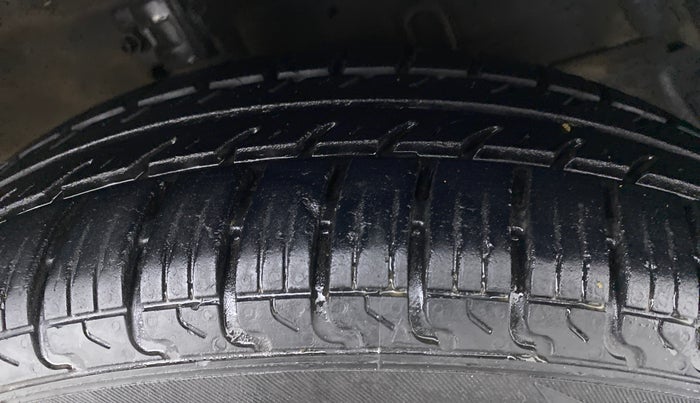 2017 Maruti Swift VXI D, CNG, Manual, 92,243 km, Right Front Tyre Tread
