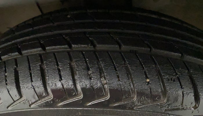 2016 Renault Kwid RXT 0.8 (O), Petrol, Manual, 24,400 km, Right Rear Tyre Tread