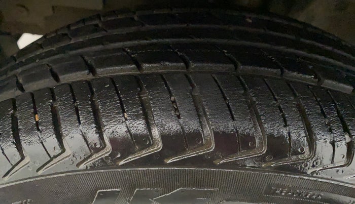 2016 Renault Kwid RXT 0.8 (O), Petrol, Manual, 24,400 km, Right Front Tyre Tread