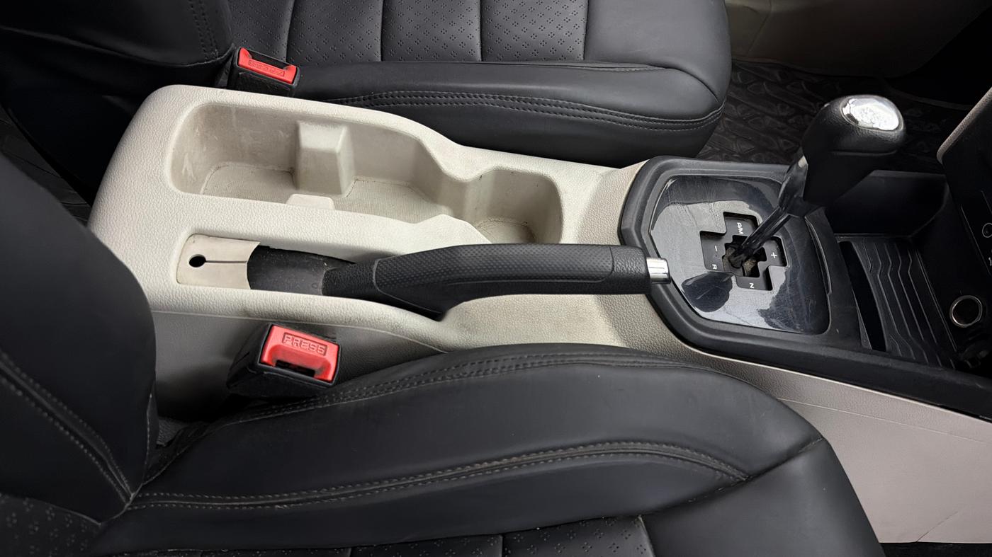 2022 Mahindra XUV300 W6 1.2 PETROL AMT, Petrol, Automatic, 1,12,140 km, Gear Lever