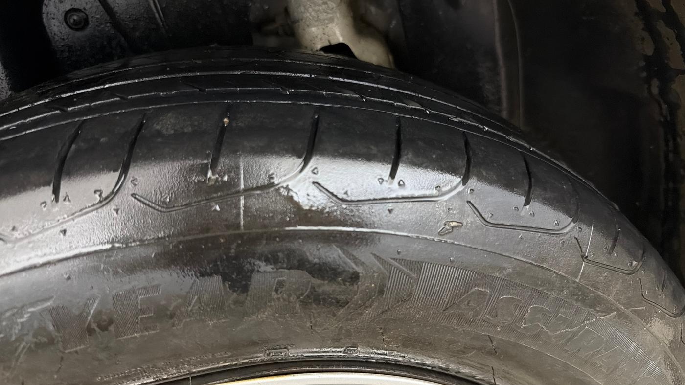2022 Mahindra XUV300 W6 1.2 PETROL AMT, Petrol, Automatic, 1,12,140 km, Right Rear Tyre Tread