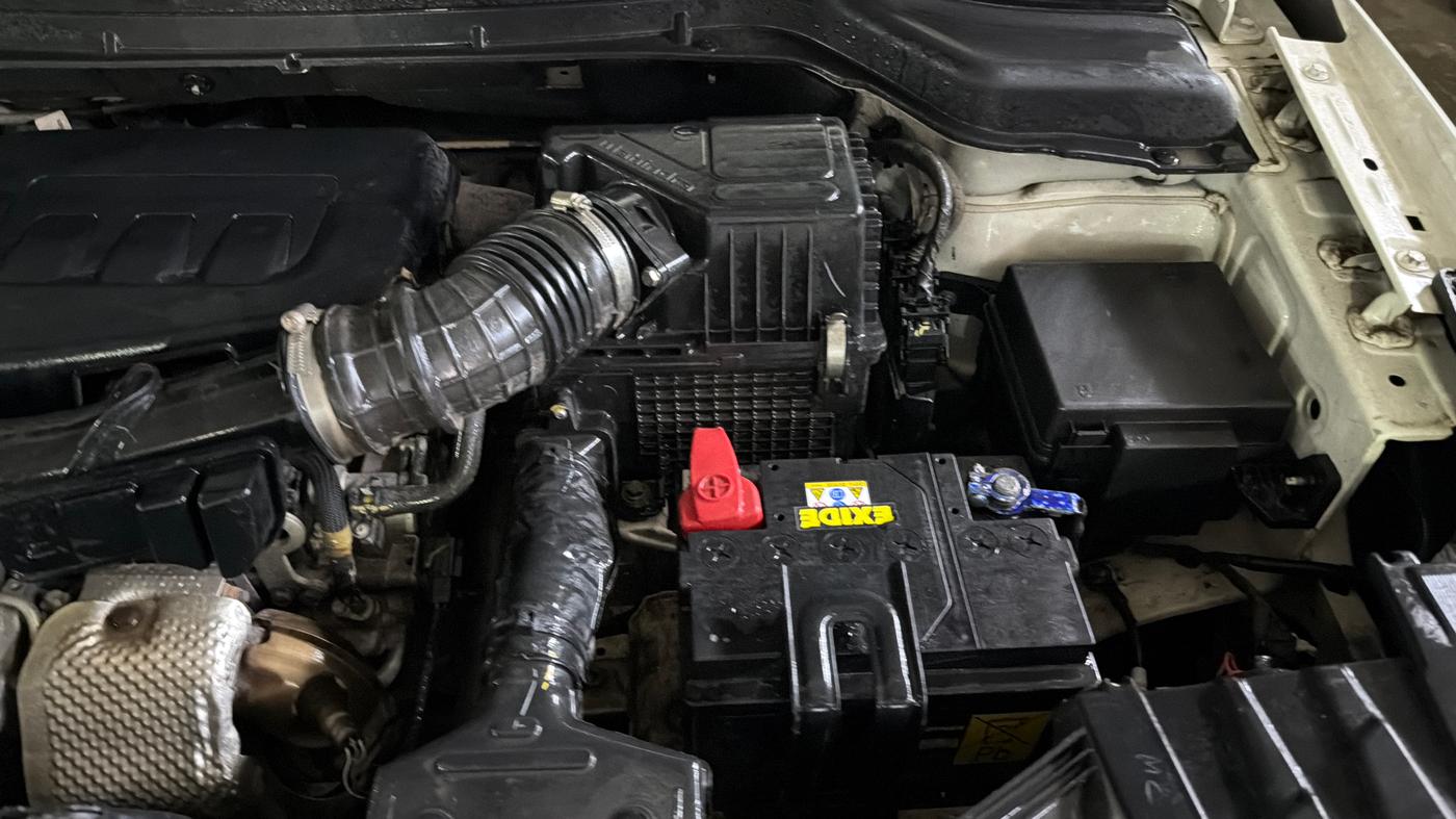 2022 Mahindra XUV300 W6 1.2 PETROL AMT, Petrol, Automatic, 1,12,140 km, Engine View - Left
