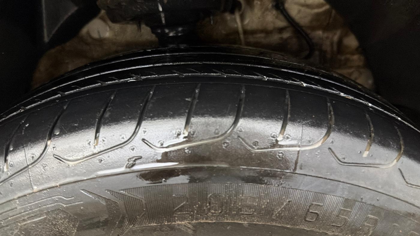 2022 Mahindra XUV300 W6 1.2 PETROL AMT, Petrol, Automatic, 1,12,140 km, Right Front Tyre Tread