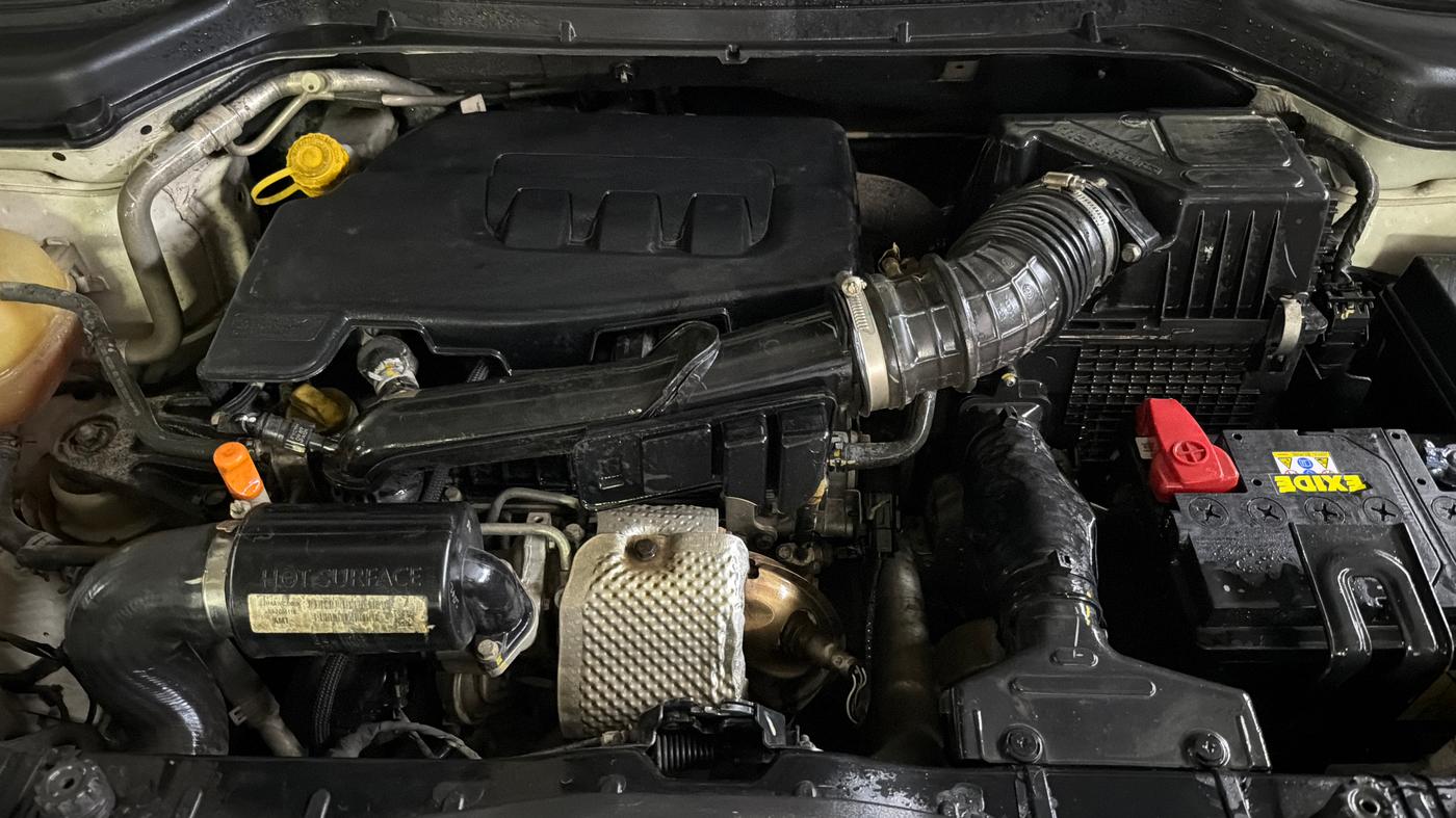 2022 Mahindra XUV300 W6 1.2 PETROL AMT, Petrol, Automatic, 1,12,140 km, Engine View