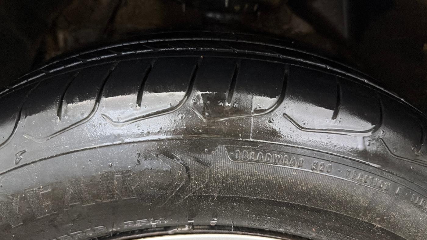 2022 Mahindra XUV300 W6 1.2 PETROL AMT, Petrol, Automatic, 1,12,140 km, Left Front Tyre Tread