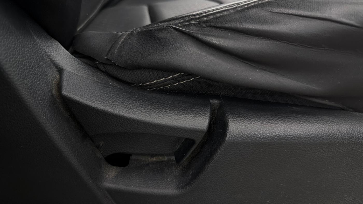 2022 Mahindra XUV300 W6 1.2 PETROL AMT, Petrol, Automatic, 1,12,140 km, Driver Side Adjustment Panel