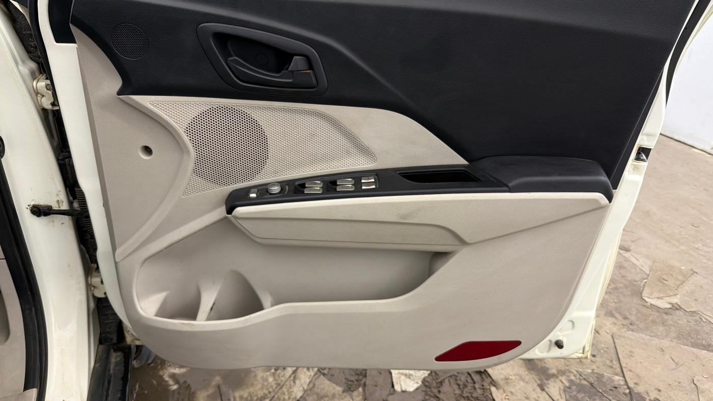 2022 Mahindra XUV300 W6 1.2 PETROL AMT, Petrol, Automatic, 1,12,140 km, Driver Side Door Panels Control