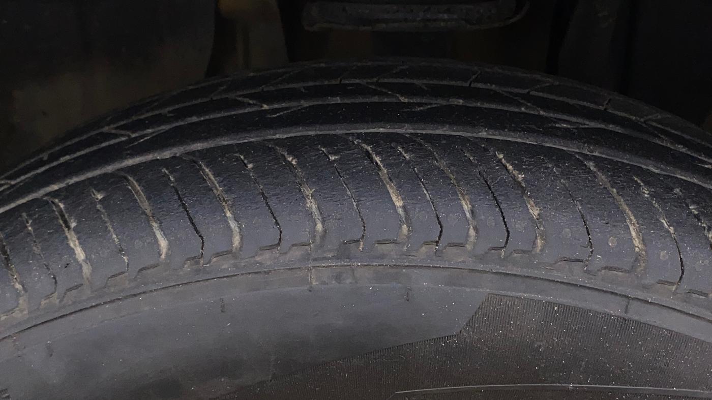 2022 Renault Kiger RXZ TURBO CVT DUAL TONE, Petrol, Automatic, 15,763 km, Left Front Tyre Tread