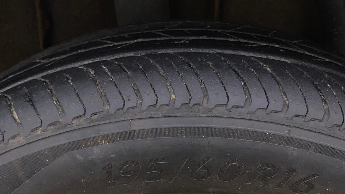 2022 Renault Kiger RXZ TURBO CVT DUAL TONE, Petrol, Automatic, 15,763 km, Right Rear Tyre Tread