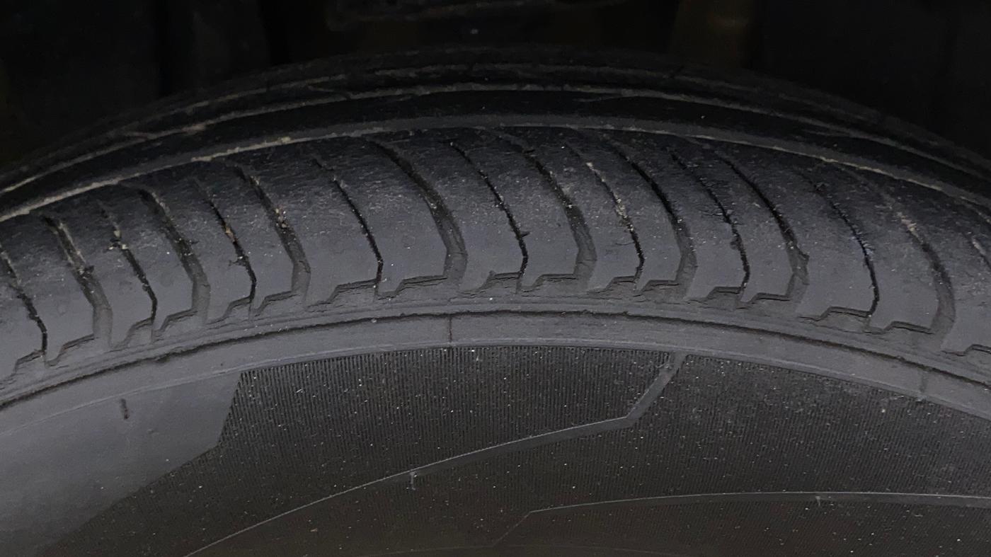 2022 Renault Kiger RXZ TURBO CVT DUAL TONE, Petrol, Automatic, 15,763 km, Right Front Tyre Tread
