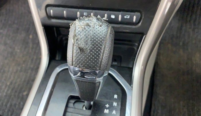 2018 Tata NEXON XZA+ 1.2 Dual Tone, Petrol, Automatic, 75,382 km, Gear lever - Knob cover torn