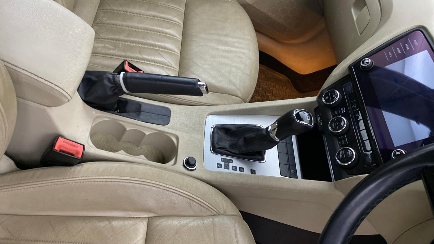 2018 Skoda Octavia STYLE 1.8 TSI AT, Petrol, Automatic, 86,362 km, Gear Lever