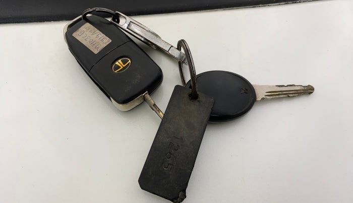 2016 Tata Tiago XZ PETROL, Petrol, Manual, 73,887 km, Key Close Up