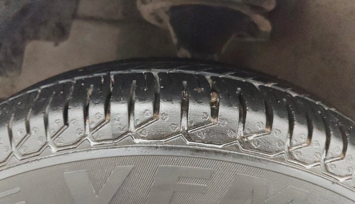 2015 Hyundai Eon ERA +, Petrol, Manual, 70,797 km, Left Front Tyre Tread