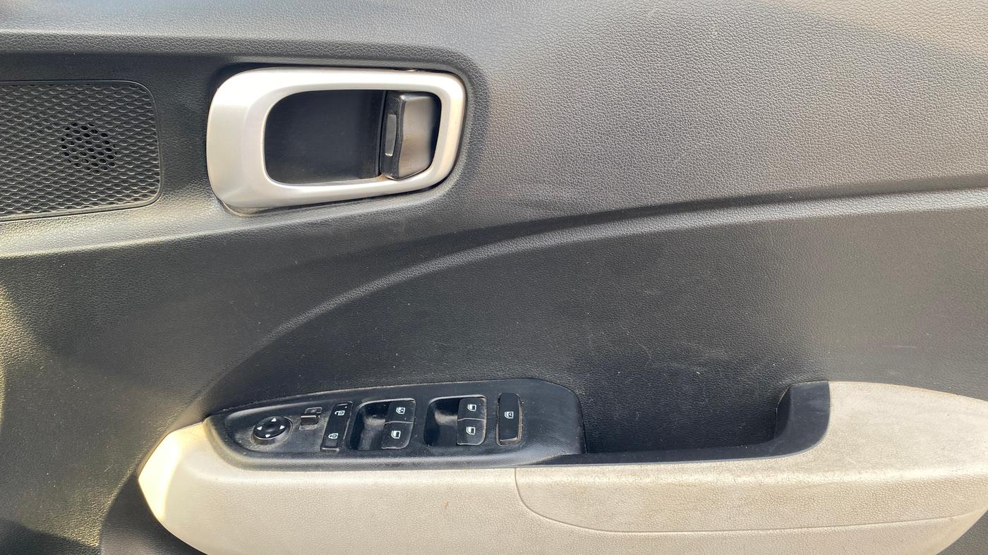 2023 Hyundai VENUE S(O) 1.2, Petrol, Manual, 33,271 km, Driver Side Door Panels Control