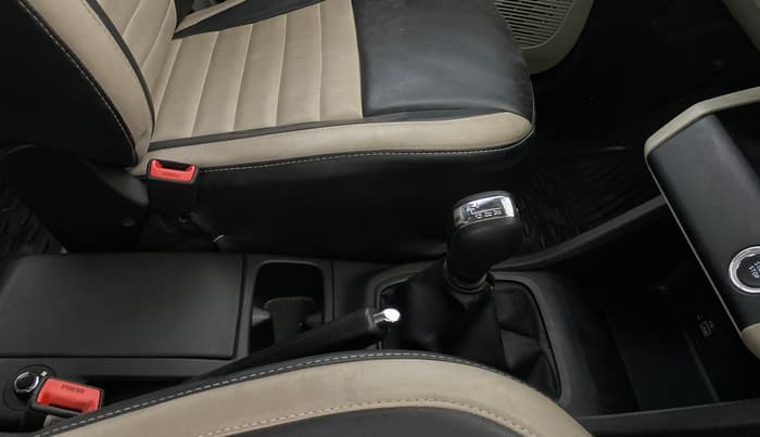 2022 Renault TRIBER RXZ AMT, Petrol, Automatic, 33,907 km, Gear Lever