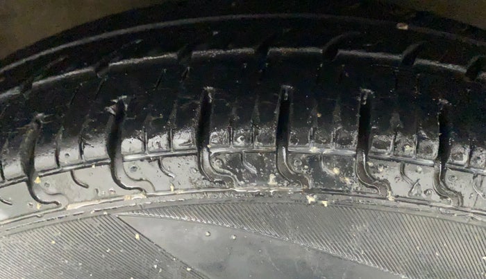 2011 Hyundai i10 MAGNA 1.2, Petrol, Manual, 88,437 km, Right Front Tyre Tread