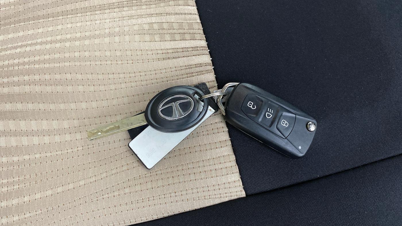 2021 Tata ALTROZ XM PLUS PETROL, Petrol, Manual, 56,208 km, Key Close Up
