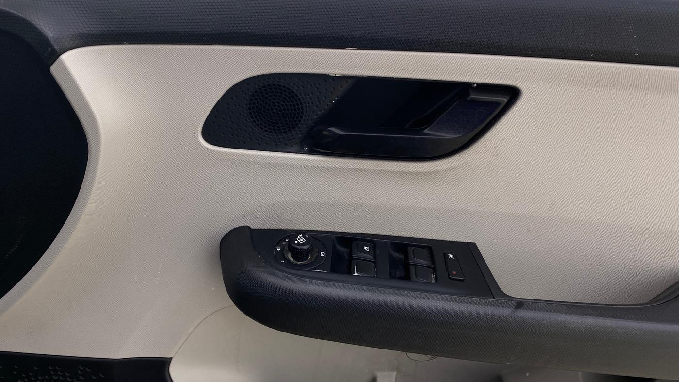 2021 Tata ALTROZ XM PLUS PETROL, Petrol, Manual, 56,208 km, Driver Side Door Panels Control
